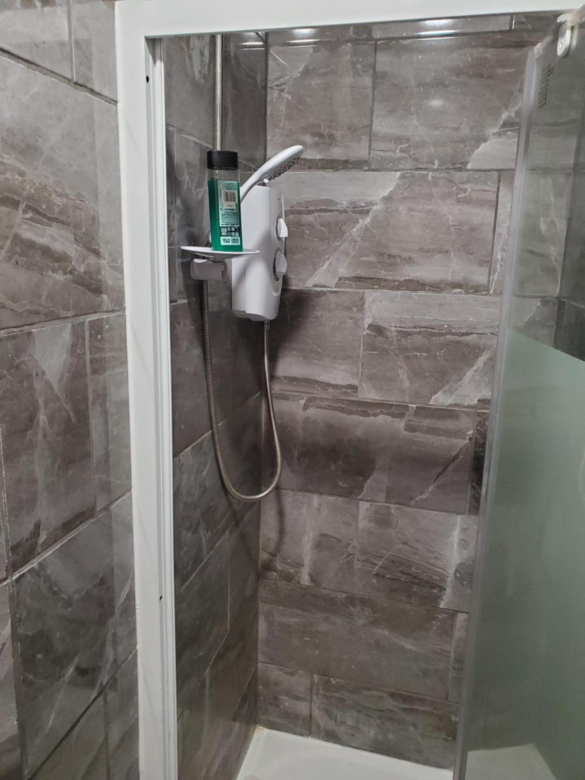 En Suite Bedrooms, Heaton, Newcastle Стая снимка